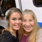 Burcu Biricik Instagram - Geçen sabah bu fotoğrafı canım @hatisaslan gönderdi nasıl mutlu oldum görünce anlatamam. Bizi görmek için #Kuzgun setine gelmişti canım Ayla Algan. Ne mutlu etmişti bizi. iyi ki geldi 🎈❤️🤩