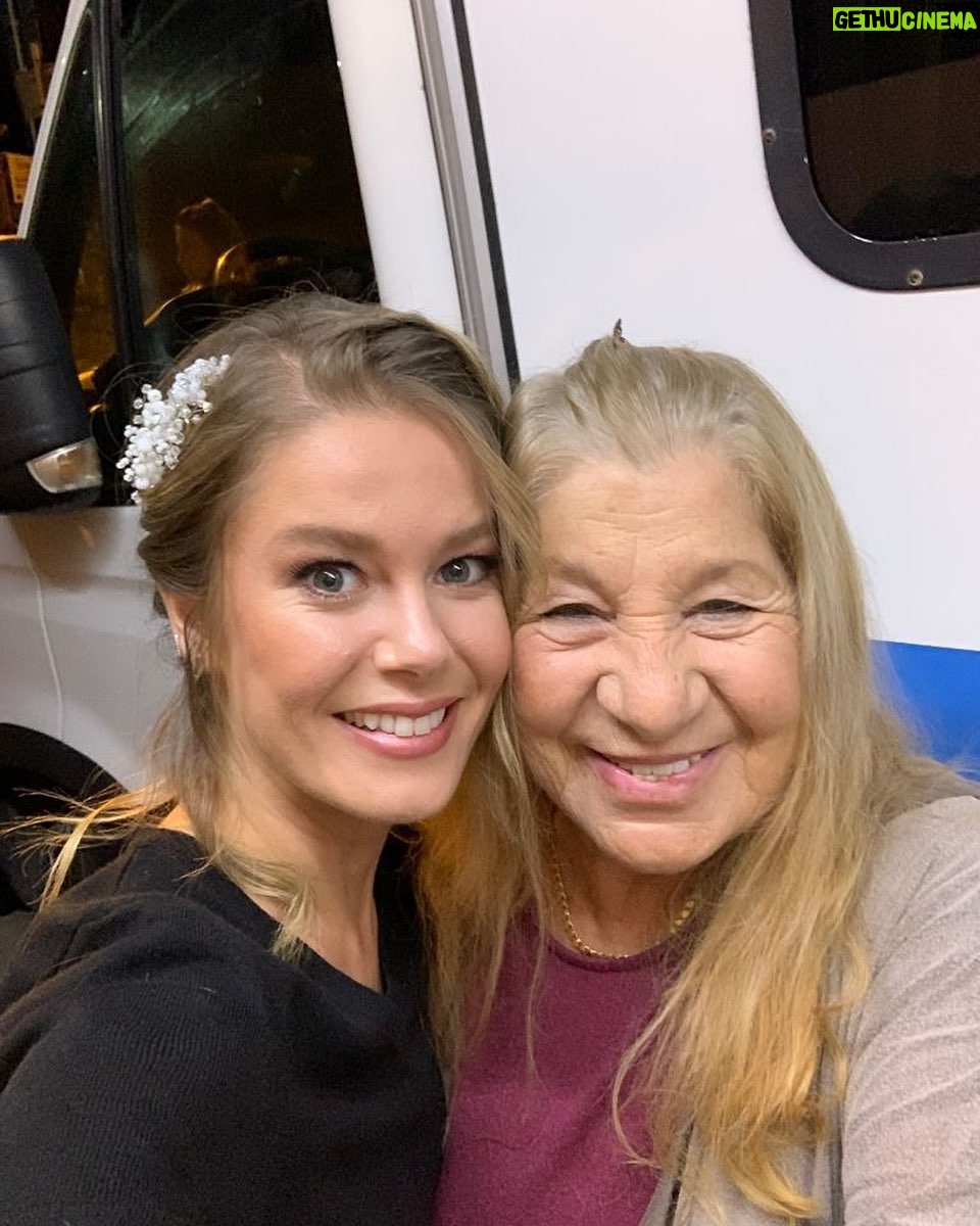 Burcu Biricik - 241.1K Likes - GeΓ§en sabah bu fotoΔrafΔ± canΔ±m @hatisaslan gΓΆnderdi nasΔ±l mutlu oldum gΓΆrΓΌnce anlatamam. Bizi gΓΆrmek iΓ§in #Kuzgun setine gelmiΕti canΔ±m Ayla Algan. Ne mutlu etmiΕti bizi. iyi ki geldi πβ€οΈπ€©
