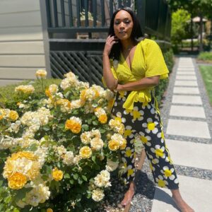 Angela Bassett Instagram - Happy Friday!!! Smell the roses of today 💛💛💛