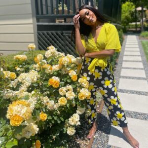 Angela Bassett Instagram - Happy Friday!!! Smell the roses of today 💛💛💛