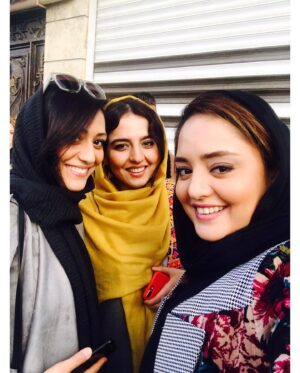Narges Mohammadi Instagram - المیرایی عزیزم تولدت مبارک برات آرزویی شادی و خوشبختی تو زندگیت دارم تو این ۱۱ سال رفاقت من وتو روزها و لحظات شادی کنار هم داشتیم خودت می دونی جایی تو رو تو قلبم کسی پر نمیکنه دوست دارم و هزار بار تولدت مبارک🌺🌸🎂
پ ن؛علی هم تو عینکت هست🌺🌸