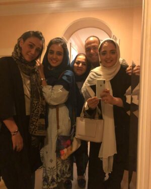 Narges Mohammadi Instagram - المیرایی عزیزم تولدت مبارک برات آرزویی شادی و خوشبختی تو زندگیت دارم تو این ۱۱ سال رفاقت من وتو روزها و لحظات شادی کنار هم داشتیم خودت می دونی جایی تو رو تو قلبم کسی پر نمیکنه دوست دارم و هزار بار تولدت مبارک🌺🌸🎂
پ ن؛علی هم تو عینکت هست🌺🌸