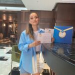 Gökçe Akyıldız Instagram - Çocuklarımızı küçük yaşta zihinsel ve bedensel gelişimleri için spora teşvik ediyor olmak onlar için o kadar kıymetli ki. Ben de bir anne olarak çocuklarımızı doğru spora yönlendirme konusunda hassas olmamız gerektiğine inanıyorum. Biliyorsunuz P&G Türkiye’nin Olimpik Anneler programıyla desteklediği 34 sporcudan 29’u Tokyo 2020 Yaz Olimpiyatları’nda ülkemizi temsil edecek. Ancak bu yıl Olimpiyatlar pandemiden dolayı seyircisiz olarak gerçekleştirilecek. Ben de Atletizm sporcumuz Meryem Bekmez için destek notumu hazırladım. Siz de bu post’un altına sporcumuz Meryem Bekmez için dileklerinizi yazarak Tokyo yolculuğunda güzel sporcumuz Meryem’i destekleyebilirsiniz💙 #UmutlaTokyoya @tmok_olimpiyat @pgturkiye #işbirliği