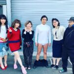 Asami Mizukawa Instagram - 全裸監督シーズン2の配信が始まりましたね▼←(ブリーフね)
わたくしもカメオ出演という事で少し参加させてもらいました。光栄です🙏

写真は何枚撮っても微動だにしない村西パイセンと、冨手ちゃんのピッと伸びた綺麗な右足に注目してほしい。
何枚かめくれば時生が出没するよ。
#全裸監督2