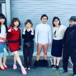 Asami Mizukawa Instagram – 全裸監督シーズン2の配信が始まりましたね▼←(ブリーフね)
わたくしもカメオ出演という事で少し参加させてもらいました。光栄です🙏

写真は何枚撮っても微動だにしない村西パイセンと、冨手ちゃんのピッと伸びた綺麗な右足に注目してほしい。
何枚かめくれば時生が出没するよ。
#全裸監督2