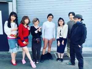 Asami Mizukawa Instagram - 全裸監督シーズン2の配信が始まりましたね▼←(ブリーフね)
わたくしもカメオ出演という事で少し参加させてもらいました。光栄です🙏

写真は何枚撮っても微動だにしない村西パイセンと、冨手ちゃんのピッと伸びた綺麗な右足に注目してほしい。
何枚かめくれば時生が出没するよ。
#全裸監督2
