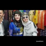 Sare Bayat Instagram - .
سلام.زير يك سقف،از هر نقطه از كشورم،مردمانى را ديدم مهربان كه با دستهاى پر توانشان خالق آثار فوق العاده اى بودن.يه دنيا رنگ بود و هنر بود و عشق.آثار دست سازى كه معلوم بود چقدر براى خلقشان رنج كشيده اند تا دنيا را زيباتر كنند و اين حال خوش را به ما تقديم.اميدوارم با حضور گرمتون در نمايشگاه بين المللى صنايع دستى ايران هم حالتون بهتر بشه هم به هم ميهنان عزيزمون براى ورودشون به تهران و هنرشون خوش آمد و تبريك بگيم.
.
🎥: @ehsan_jaberi
.
پی نوشت: بیست و هشتمین نمایشگاه بین المللی صنایع دستی، ۱ تا ۷ شهریور ۱۳۹۶، مکان نمایشگاه بین المللی تهران
.
#ساره_بیات #سفیر_صنایع_دستی
#sareh_bayat #sarehbayat