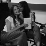Alina Boz Instagram - En zoru da veda etmek değil midir zaten.. Elveda Maraşlı.. Elveda Mahur... Bu değerli projeye değer katan bütün o güzel insanlara kalbimin en derininden elveda 🖤 
Kamera önünde, kamera arkasında, şirkette, montajda, uzaklarda , yakınlarda , başından veya sonradan emeği geçen herkesin eline emeğine yüreğine sağlık. İyi ki hep birlikte geçirdiğimiz aylar, iyi ki bu güzel ekip, iyi ki edindiğim güzel dostluklar, iyi ki bizimle bu hikayeyi yaşayan ve yaşatan seyircimiz ,İYİ Kİ @marasli ⌛ 
Bu akşam son defa #Maraşlı ⌛ @maraslidizi