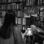 Alina Boz Instagram - En zoru da veda etmek değil midir zaten.. Elveda Maraşlı.. Elveda Mahur... Bu değerli projeye değer katan bütün o güzel insanlara kalbimin en derininden elveda 🖤 
Kamera önünde, kamera arkasında, şirkette, montajda, uzaklarda , yakınlarda , başından veya sonradan emeği geçen herkesin eline emeğine yüreğine sağlık. İyi ki hep birlikte geçirdiğimiz aylar, iyi ki bu güzel ekip, iyi ki edindiğim güzel dostluklar, iyi ki bizimle bu hikayeyi yaşayan ve yaşatan seyircimiz ,İYİ Kİ @marasli ⌛ 
Bu akşam son defa #Maraşlı ⌛ @maraslidizi