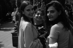 Alina Boz Instagram - En zoru da veda etmek değil midir zaten.. Elveda Maraşlı.. Elveda Mahur... Bu değerli projeye değer katan bütün o güzel insanlara kalbimin en derininden elveda 🖤 
Kamera önünde, kamera arkasında, şirkette, montajda, uzaklarda , yakınlarda , başından veya sonradan emeği geçen herkesin eline emeğine yüreğine sağlık. İyi ki hep birlikte geçirdiğimiz aylar, iyi ki bu güzel ekip, iyi ki edindiğim güzel dostluklar, iyi ki bizimle bu hikayeyi yaşayan ve yaşatan seyircimiz ,İYİ Kİ @marasli ⌛ 
Bu akşam son defa #Maraşlı ⌛ @maraslidizi