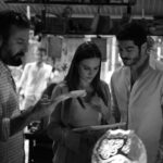 Alina Boz Instagram - En zoru da veda etmek değil midir zaten.. Elveda Maraşlı.. Elveda Mahur... Bu değerli projeye değer katan bütün o güzel insanlara kalbimin en derininden elveda 🖤 
Kamera önünde, kamera arkasında, şirkette, montajda, uzaklarda , yakınlarda , başından veya sonradan emeği geçen herkesin eline emeğine yüreğine sağlık. İyi ki hep birlikte geçirdiğimiz aylar, iyi ki bu güzel ekip, iyi ki edindiğim güzel dostluklar, iyi ki bizimle bu hikayeyi yaşayan ve yaşatan seyircimiz ,İYİ Kİ @marasli ⌛ 
Bu akşam son defa #Maraşlı ⌛ @maraslidizi