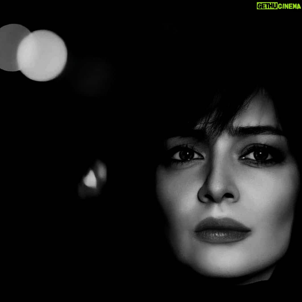 Sare Bayat - 169.9K Likes - .
آدمها؛یک زمانی،در یک جایی،نا خواسته،خودشان را،
جا می گذارندو می روند...🕊⚪
ساموئل بکت