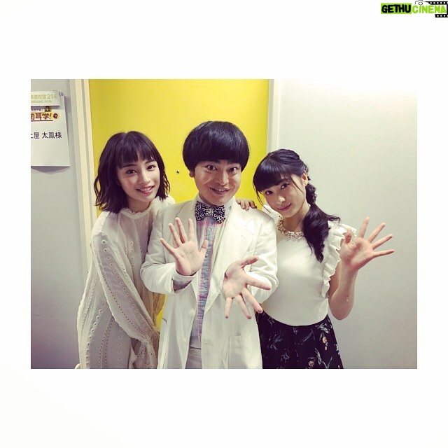 Suzu Hirose Instagram - おっはよう
林先生が驚く初耳学!昨日O.A.みてくださった方
ありがとうございました。前回の収録の時に会えた
おふたりとせっかく撮っていただいたので、
無理矢理なこのタイミングではあるが、、、!
そしてやっとなんか気持ちのいい天気ですね。
これで先生!観に行けるね。行くしかないね。
私もお忍び行きたいと思っておる。
むしろ今日行けるんじゃないか疑惑。
わからないけど!でも、絶対行く!
じゃ、SUNNYの撮影行ってきます☺︎