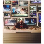 Melissa Benoist Instagram - Our fearless director extraordinaire whom we love and adore helmed tonight’s episode @thatkevinsmith and he’s in Ms. Grant’s chair 🤭 #bts