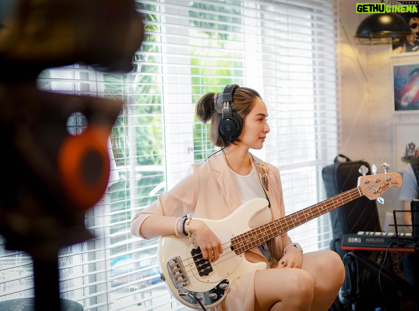 Jennylyn Mercado Instagram - We enjoyed jamming with our special guest! Sino kaya iyon, bessies? 👀😊