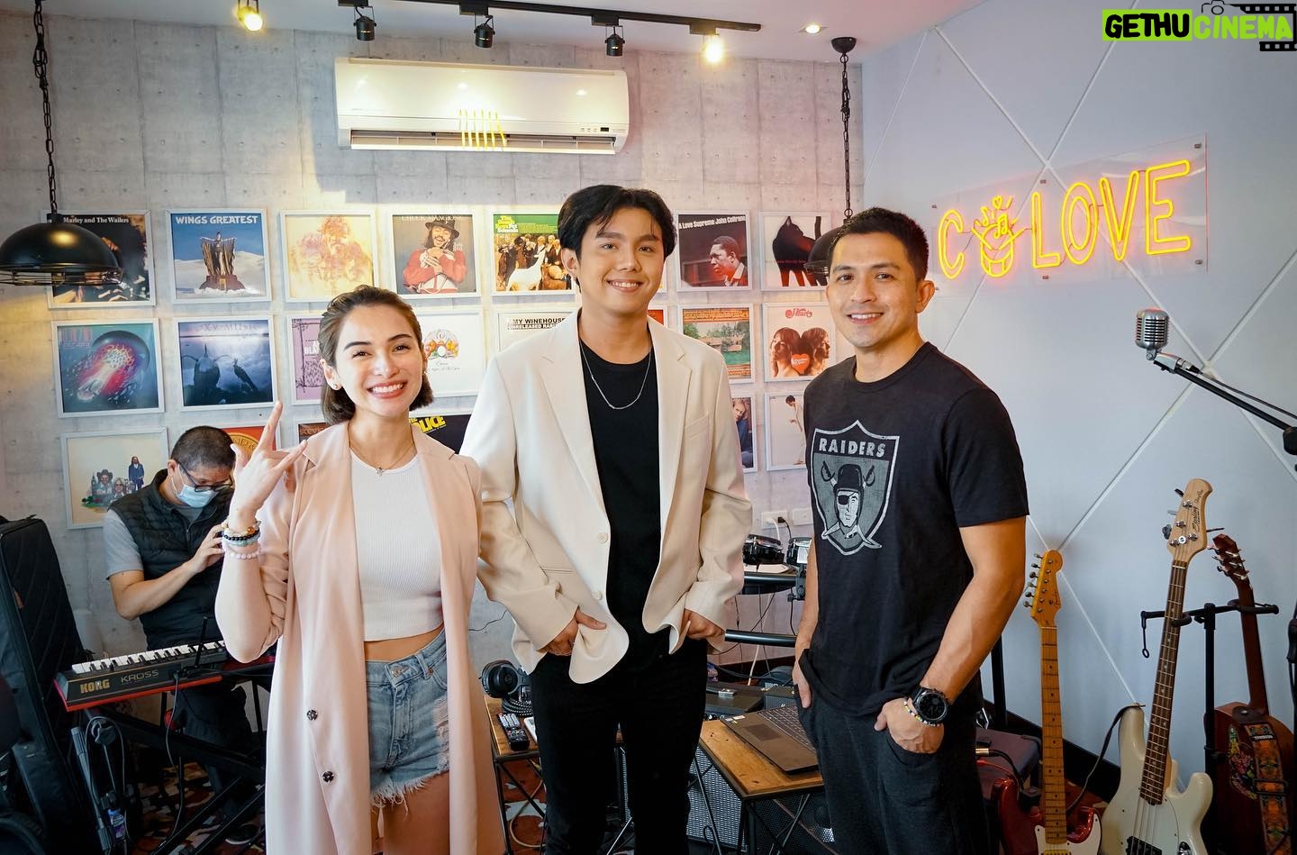 Jennylyn Mercado Instagram - @zack.tabudlo in da house! Join our jamming sesh when you catch our latest collab in CoLove tonight at 8pm. Find the link in my bio at magkita-kita tayo mamaya!😊