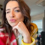 Caterina Scorsone Instagram - First trailer selfie of Season 18. We’re back, babes. And we love you more than ever. ❤️ @greysabc #greysanatomy #season18