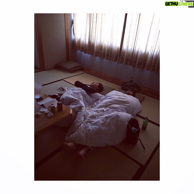 Suzu Hirose Instagram - ㊗️
おふたり様よ、お誕生日おめでとう。
あなたがいれば、私は頑張れる。上の句の台詞。
「もろともに あはれと思へ 山桜 花より外(ほか)に 知る人もなし」まさにちはやふるの皆に心から思う歌。
特に、おふたりが居てくれたからだと思う。
ありがとう。素敵な一年をね。結びの撮影の時に2人がよく一緒に寝てたから盗撮してたよ。
野村家の周平くんと、まっけんけん!
#ちはやふるバースデー投稿 笑 #ちはやふる結び