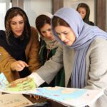Sahar Dolatshahi Instagram - امروز در دفتر برنامه جهانی غذا سازمان ملل متحد در ایران به عنوان هیئت داوران مسابقه نقاشی کودکان پناهنده شرکت کردم و نهایتا از میان 6000 نقاشی بسیار زیبا، موفق به انتخاب 30 اثر به مناسبت سی امین سال حضور این سازمان در ایران شدم. 
آثار برگزیده در طی مراسمی به فروش خواهد رسید و عواید آن مستقیما برای هنرمندان کودک و نوجوان ارسال خواهد شد. براى آشنايي بيشتر با اين سازمان حتماً به صفحه اشون در اينستاگرام سر بزنين.  با تشكر از دوستان عزيزم ويشكا آسايش و ليلى رشيدى كه از همراهيشون مثل هميشه لذت بردم. 
صفحه رسمی برنامه جهانی غذا در ایران.  wfpiran@