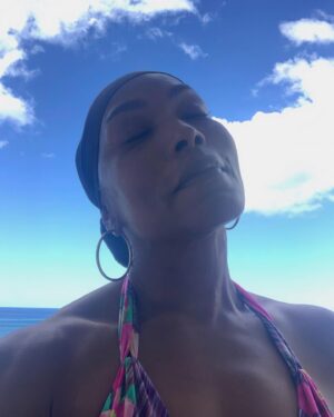 Angela Bassett Instagram - Hey Everybody, you good? Just out here being thankful for my many birthday greetings, blessings & an abundance of LOVE!❤️❤️❤️