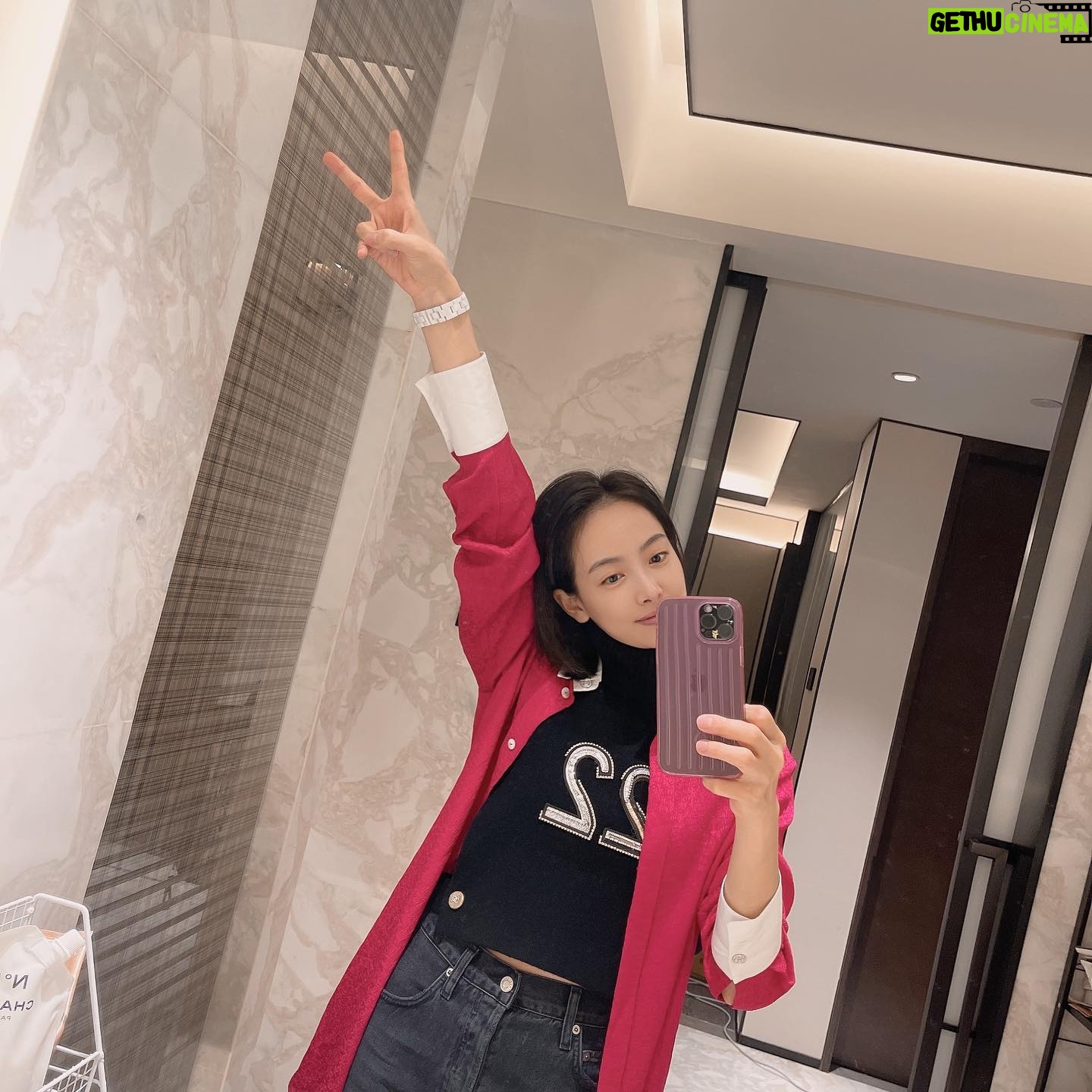Victoria Song - 317.1K Likes - 12周年快乐😘
12주년 추카추카🥳
Happy 12th anniversary❤️