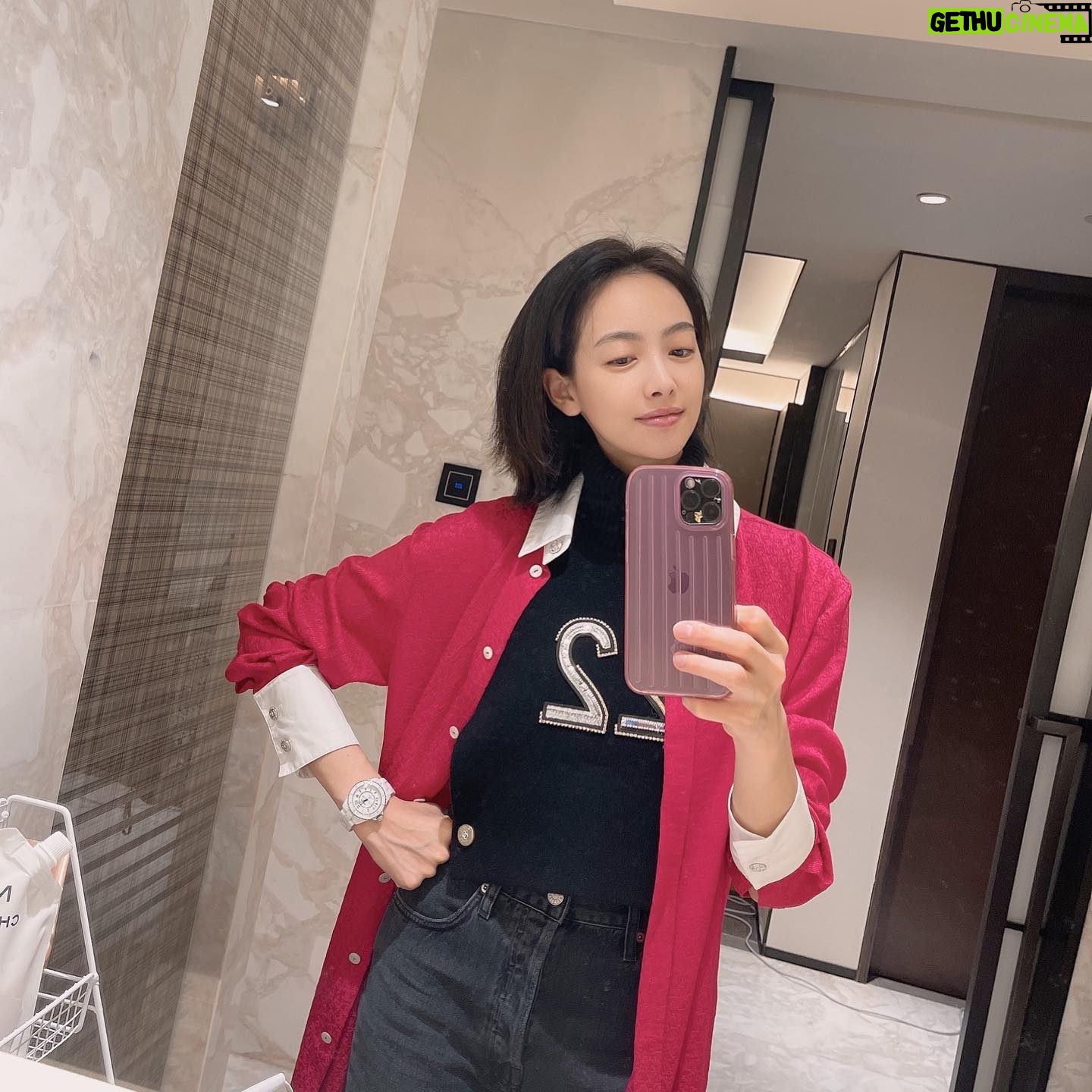 Victoria Song - 317.1K Likes - 12周年快乐😘
12주년 추카추카🥳
Happy 12th anniversary❤️
