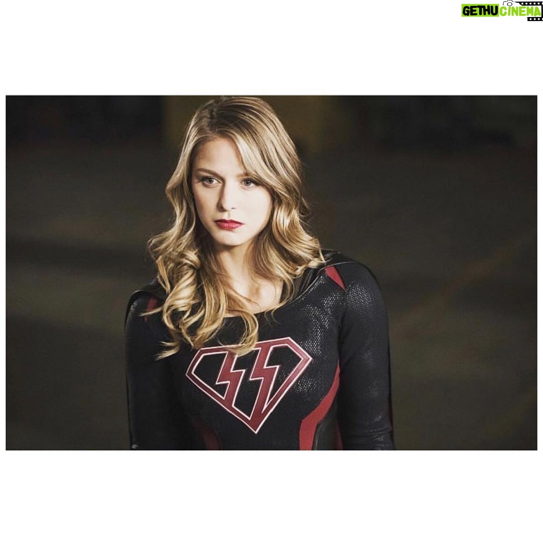 Melissa Benoist Instagram - Not so super #overgirl #crisisonearthx finishes up tonight on @cwtheflash and @cw_legendsoftomorrow