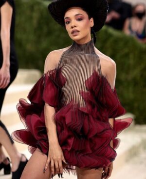 Tessa Thompson Instagram - Thank you to dream designer @irisvanherpen and @voguemagazine for having me at the @metcostumeinstitute for the evening. 
@gettyentertainment 

❤️‍🔥

To the most brilliant collaborators, I am always so grateful for you: 
head: @lacyredway 
digs: @waymanandmicah 
face: @manthony783 
hands: @stephstonenails 
skin: @thebeautysandwich