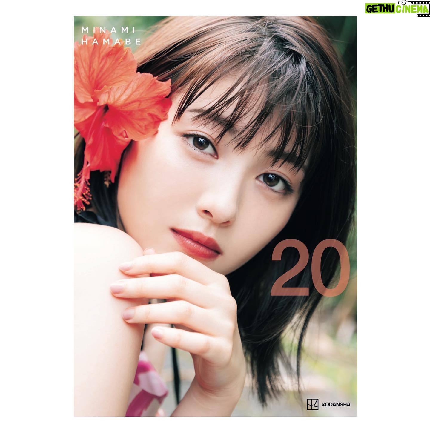 Minami Hamabe - 272.3K Likes - 写真集『20』の通常盤の表紙が
解禁されましたーー!!🥝
これです!
ハイビスカスを頭にさすことに
何気に憧れを抱いていて🥝
絶対にやると決めていました…
最近写真集の写真選びにはじめて携わらせていただいていて、
マネージャーさんたちと撮影時を振り返りげらげら笑いながら、
そして迷ったときには一旦持ち帰って
後日決めたりとしっかりと選考しております🥝
好みもありますからね!
自分の好きな写真をどうにかたくさん
ねじ込めるように密かに動いています🥝
とにかくこの通常盤の表紙はお気に入り撮影時から表紙にここの写真いいなあと思ってました🥝
つまり勝利ですね…
特装版の解禁もおたのしみに!🥝
10月27日発売予定です!
意外とあっという間だと思いますので
完成と当日が待ち遠しいです🥝
夏が終わったからか食欲がすごいです。
今年は初めての夏バテだったので
秋の巻き返しが凄そうです…🥝
あそうだ!
豪華版の先行予約?完売皆様ありがとうございました…
まさかでした…
私の心の友の佐倉綾音先生が豪華版を
お買い上げくださったそうです…
正直びびります…
皆さまには感謝しかございません。
精一杯素敵なものをお届け出来るよう尽くす所存です!!
どうぞお手に届くときをたのしみにお待ちいただけると嬉しいです。
おやすみなさい!!