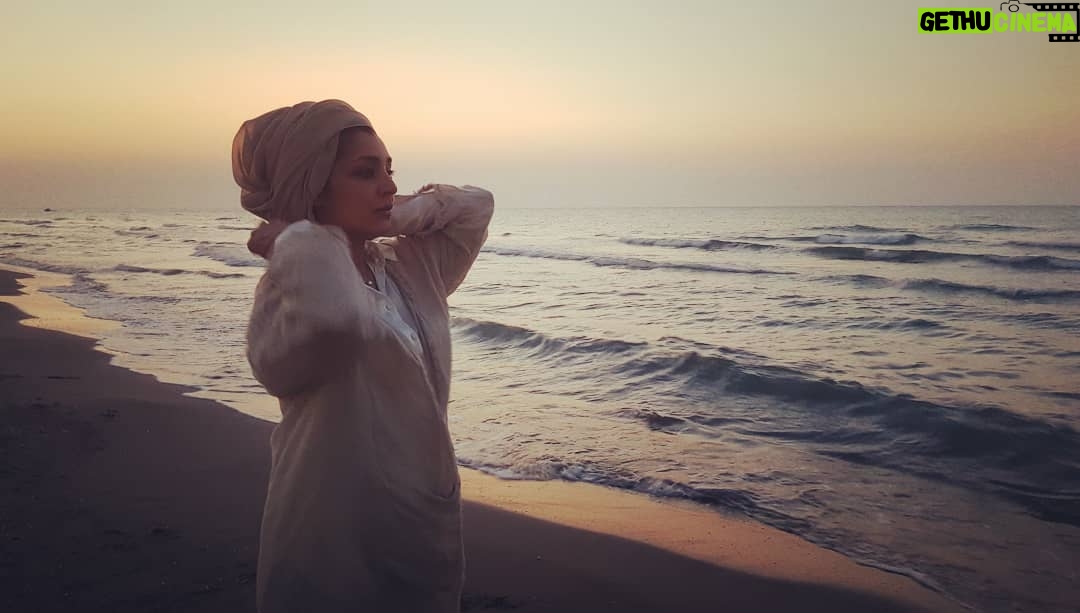 Sare Bayat - 180.3K Likes - .
چونان،مشعل میدرخشید دریا،،،
لیک،من،،،
هیچگاه دیگر آن من،نبودم.