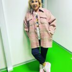 Marina Fedunkiv Instagram - Как и обещала, начинаю знакомить вас с отрывками из своей книги «Жизнь сквозь смех». Она уже начинает появляться на прилавках книжных магазинов «Читай-Город» @chitai_gorod , «Буквоед» @bookvoedofficial и других, доступна в интернет магазинах @book24.ru и @labirintru 

В книге есть фрагменты моей жизни, детали которых я решила рассказать только однажды и больше к ним не возвращаться. Сегодня выжимки одного из таких фрагментов на часто обсуждаемую тему про уход из «Comedy woman». Полная версия на страницах книги «Жизнь сквозь смех»
…

«…мое появление в «Камеди Вумен» – это идея исключительно Славы Дусмухаметова. 

…Постепенно вырисовывался и мой образ в шоу: самой взрослой участницы, обладающей большим жизненным опытом и небольшим умом; хабалистой, но забавной в своей простоте и прямолинейности.

…в отличие от площадки «Реальных пацанов», куда я летела окрыленная и вдохновленная в первую очередь атмосферой единения и дружбы, царившей там, в «Вумен» я такого же не ощущала. Возможно, это потому, что я не начинала вместе с девочками, огонь и воду с ними не проходила, пришла в проект уже известным  человеком

…Женский коллектив, вопреки стереотипам и ожиданиям недоброжелателей, существовал довольно органично, всех девочек вдохновляли предложенные им образы. Мне очень нравилось, что в номерах можно было давать разнообразные краски и быть даже не совсем актрисой в чистом виде, а где-то шоувумен.

…а я никак не вписывалась в эту самую иерархию, оставалась сама по себе. Плюс, у меня есть такое свойство характера: не могу я промолчать, я всегда за прямоту и справедливость. Такой уж человек – достаточно прямолинейный и откровенный, могу быть резка.

…Доходило до того, что некоторые в коллективе сливали про меня недостоверную информацию в СМИ. А «Финалочкой» вообще стал следующий случай на одном из последних концертов…

…я пришла к Славе и сказала, что больше не готова работать в проекте. Даже думала какую-то замену ему предложить, ведь шла подготовка к весеннему пулу съемок и новому сезону. На двух остававшихся концертах попрощалась с девочками…»

#федункив #маринафедункив #книга #жизньсквозьсмех #актриса #певица #камеди #comedywoman #жизнь #советскаяльвица
