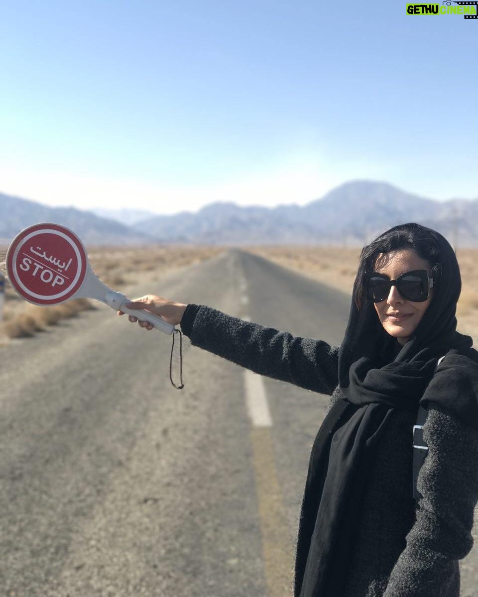 Sare Bayat - 133.6K Likes - .
اولین دعوت به چای را نپذیر
داغی اش خانه ات را می سوزاند
تو می مانی و ویرانیِ تمامِ عمرت
از او فقط یک فنجان می ماند
.
عکس از آیدا مصباحی عزیز🙏
.
#ساره_بیات
#sareh_bayat #sarehbayat