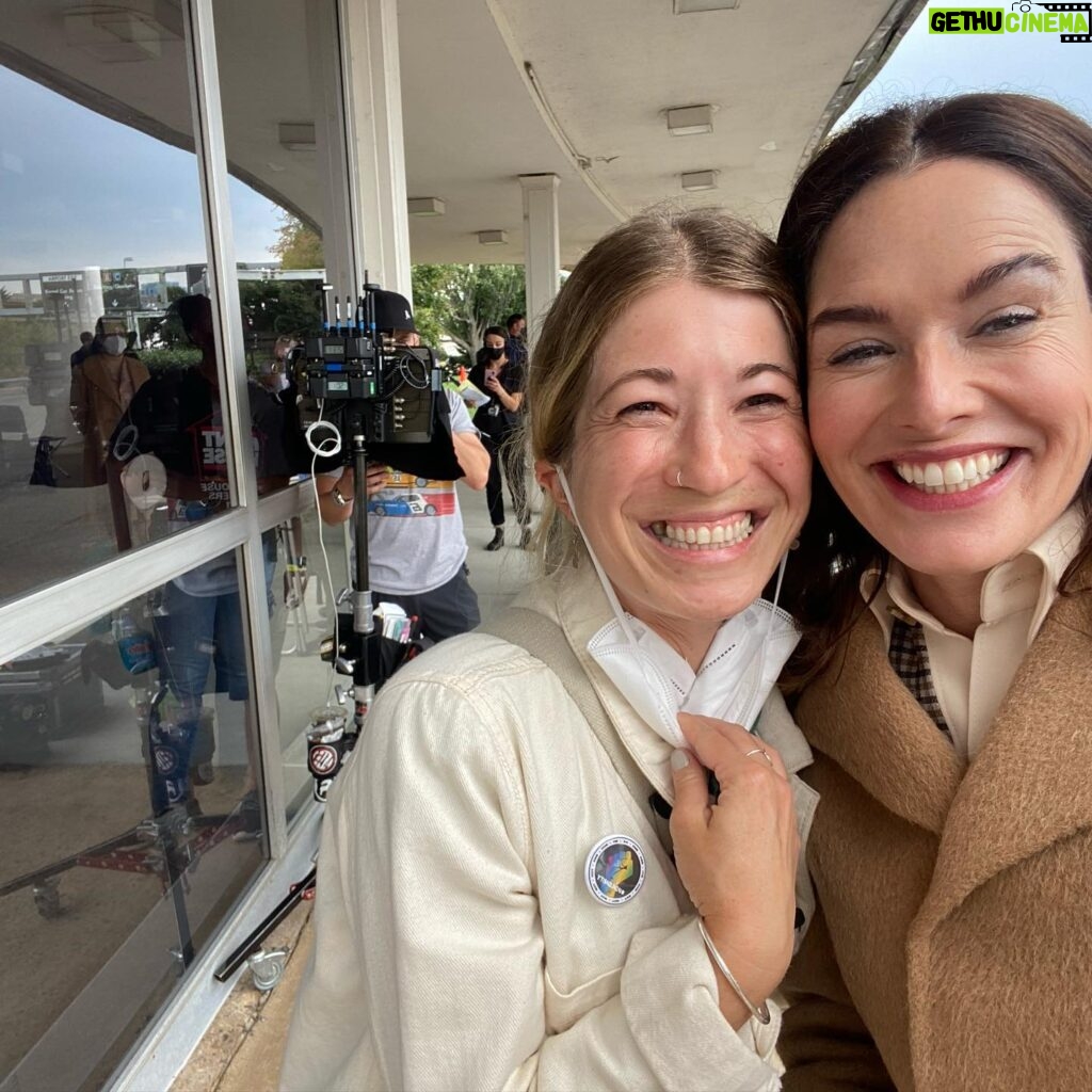 Lena Headey Instagram - And this total glory of woman ness .. Laughed at my shit jokes. She’s Warm AND sarcastic WIN ! … And impossible to offend with any amount of nonsense … I actually love you .. costumer of pure fkin joy … @kbrowntown11 🥰🥰🥰🥰💩
#nerds