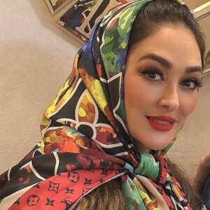 Elham Hamidi Instagram - .
لبخند را به یکدیگر هدیه دهیم
غم ها را با هم درمان کنیم
تا با هم طعم شادی
و خوشبختی را بچشیم 😇🌷
.
.
.
.
.
#elhamhamidi #الهام_حمیدی #لبخند #شادی #عشق #خوشبختی