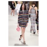 Nana Komatsu Instagram - CHANEL collection S/S2022 🚶‍♂️...

「ファッション=服、モデル、フォトグラファー」
とヴィルジニーは語る。
カメラマンのフラッシュを浴びる中、モデルが歩くという80年代から90年代のランウェイを思い起こさせる演出は、今までのcollectionと一味違った躍動感、観てる私達も心躍りました💃着てみたいものが沢山〜‼︎

Thank you for the special time, CHANEL🌹 
I'm looking forward to the next time!!

@chanelofficial
#chanelspringsummer