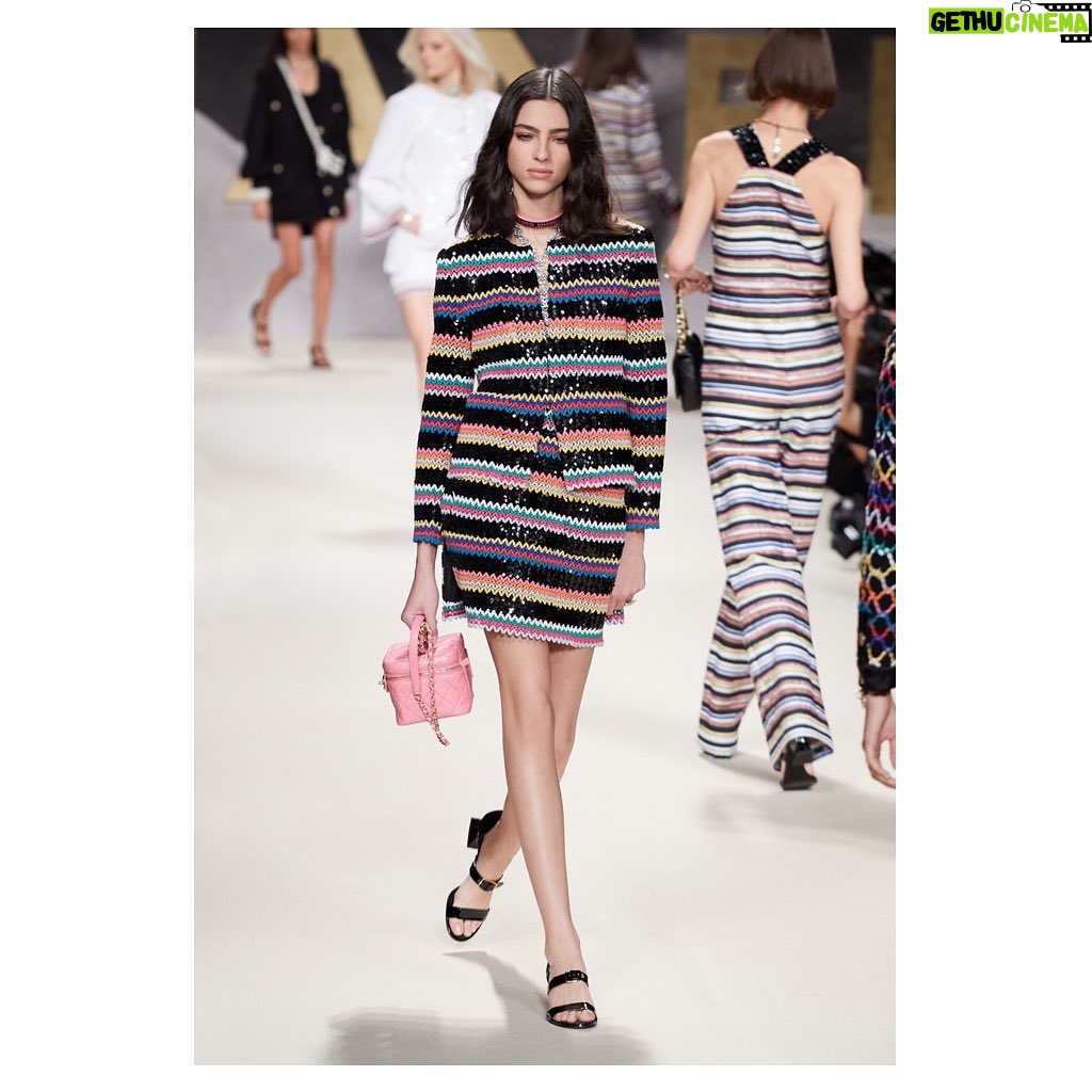 Nana Komatsu Instagram - CHANEL collection S/S2022 🚶♂️...
「ファッション=服、モデル、フォトグラファー」
とヴィルジニーは語る。
カメラマンのフラッシュを浴びる中、モデルが歩くという80年代から90年代のランウェイを思い起こさせる演出は、今までのcollectionと一味違った躍動感、観てる私達も心躍りました💃着てみたいものが沢山〜‼︎
Thank you for the special time, CHANEL🌹
I'm looking forward to the next time!!
@chanelofficial
#chanelspringsummer