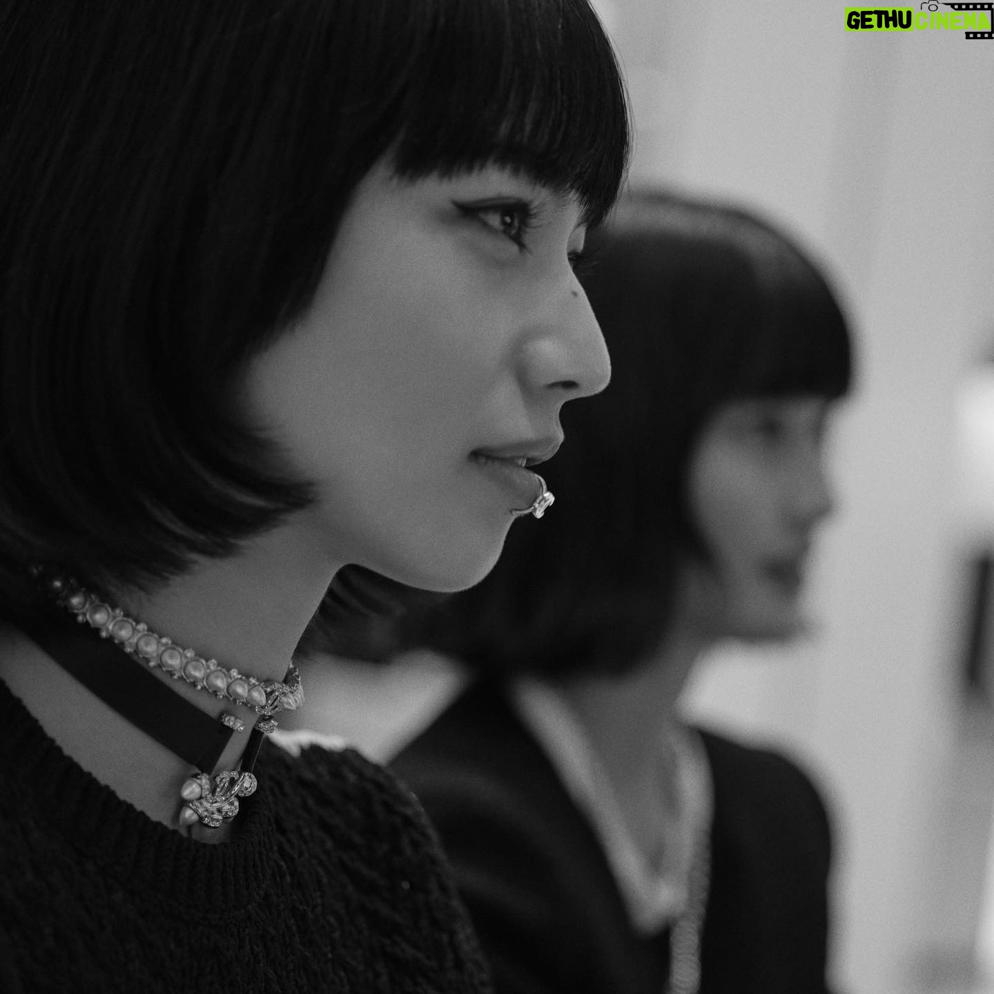 Nana Komatsu Instagram - CHANEL collection S/S2022 🚶♂️...
「ファッション=服、モデル、フォトグラファー」
とヴィルジニーは語る。
カメラマンのフラッシュを浴びる中、モデルが歩くという80年代から90年代のランウェイを思い起こさせる演出は、今までのcollectionと一味違った躍動感、観てる私達も心躍りました💃着てみたいものが沢山〜‼︎
Thank you for the special time, CHANEL🌹
I'm looking forward to the next time!!
@chanelofficial
#chanelspringsummer
