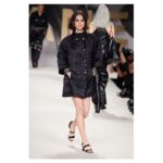 Nana Komatsu Instagram - CHANEL collection S/S2022 🚶‍♂️...

「ファッション=服、モデル、フォトグラファー」
とヴィルジニーは語る。
カメラマンのフラッシュを浴びる中、モデルが歩くという80年代から90年代のランウェイを思い起こさせる演出は、今までのcollectionと一味違った躍動感、観てる私達も心躍りました💃着てみたいものが沢山〜‼︎

Thank you for the special time, CHANEL🌹 
I'm looking forward to the next time!!

@chanelofficial
#chanelspringsummer