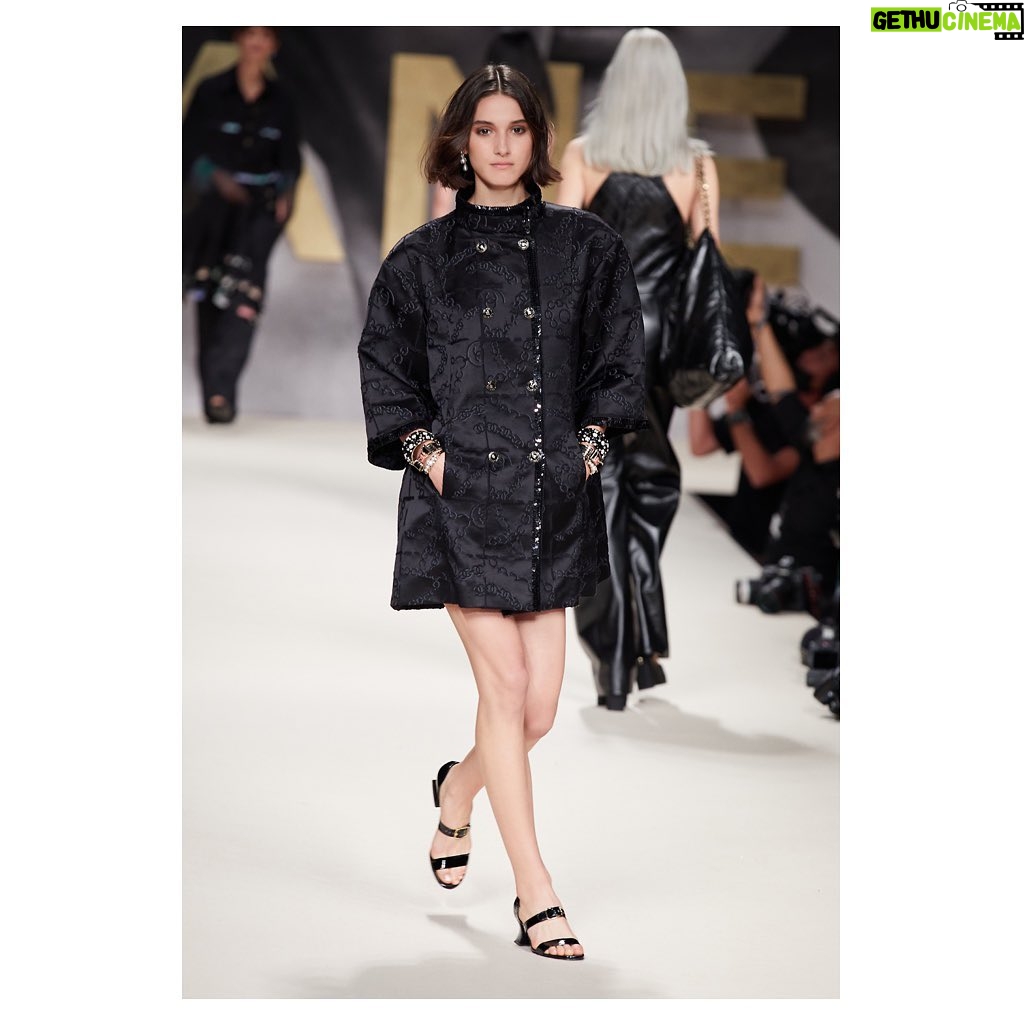 Nana Komatsu Instagram - CHANEL collection S/S2022 🚶♂️...
「ファッション=服、モデル、フォトグラファー」
とヴィルジニーは語る。
カメラマンのフラッシュを浴びる中、モデルが歩くという80年代から90年代のランウェイを思い起こさせる演出は、今までのcollectionと一味違った躍動感、観てる私達も心躍りました💃着てみたいものが沢山〜‼︎
Thank you for the special time, CHANEL🌹
I'm looking forward to the next time!!
@chanelofficial
#chanelspringsummer