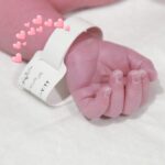 Elham Hamidi Instagram - 💖💞💖
‎بالاخره 9 ماه انتظار به سر اومد
‎دخترم، گرفتن دست‌های کوچولوی تو بهترین اتفاق این پاییز بود.
‎ چقدر بی‌تاب دیدن چشمای درخشان تو بودم. 
‎تو که ثمره‌ی عشقِ ما هستی! 
‎لذت مادر شدن، یک احساس زمینی نیست و من آسمانی بودنم رو مدیون تو و داداش كوچولوت هستم 💖👶🏻👧🏻❤️
۱۴۰۰/۰۷/۲۲