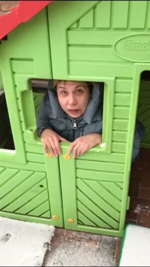 Marina Fedunkiv Instagram - Понедельник открывает прагматичная #НеМоника. 

А что вы думаете по этому поводу: ипотечники есть здесь?

Полная версия трека по ссылке в шапке профиля 👆🏻

#федункив #маринафедункив #актриса #певица #камеди #прикол #ипотека #юмор #пожилойблоггер #советскаяльвица