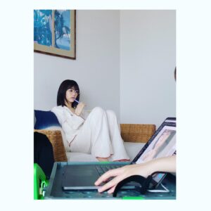 Minami Hamabe Instagram - みなさんおはようございます🍕
なんとなんと
本日10月27日は
写真集『20』発売日です!
どうなんでしょう?
お手元に届いてる方いらっしゃいますでしょうか?🍕
これからだんだんって感じでしょうかねーーー?

まず忘れないうちに…
通常版の表紙が帯と相まって凄く可愛らしいことをお伝えしたい!!
ハイビスカスを頭に挿して
濃いピンクのワンピースを着ている写真なのですが
帯がサーモンピンク?のようなオレンジ?で全体的な色合いが華やかで
とにかく可愛いんです…
先日サイン書きではじめて
帯付きの表紙をみたのですが
可愛すぎて驚きました🍕
ぜひそちらもお楽しみに!!

ハイビスカス色ワンピースも
可愛らしくて大好きなのですが
写真の1枚目の薄ピンクパジャマと
2枚目の
大島紬という奄美大島伝統の織物も
ピシッとしていてかっこよくて素敵でした🍕
お気に入りの写真ばかりで困ります

あ、そうそう
一昨日くらいにスタジオで撮影していたらお夕飯にケータリングで
奄美大島名物?の鶏飯がご登場しました!!🍕
写真集撮影時以来の鶏飯との再会でした…
あったかくて凍えかけていたので
とても美味しかったです…🍕

20歳のおわりに
笑っていた記憶しかないくらい
たのしい思い出として奄美大島で
写真集の撮影の機会を作っていただけたこと、感謝の気持ちでいっぱいです🍕

電子書籍は既にいつでもお迎え出来るそうです🍕
本屋さんに行かれる方ぜひチラ見してあげてください…

お迎えしていただいたみなさんも
ありがとうございます。
発売前に重版もかかりまして…
本当にありがとうございます🍕
長く寄り添える1冊になりますように。