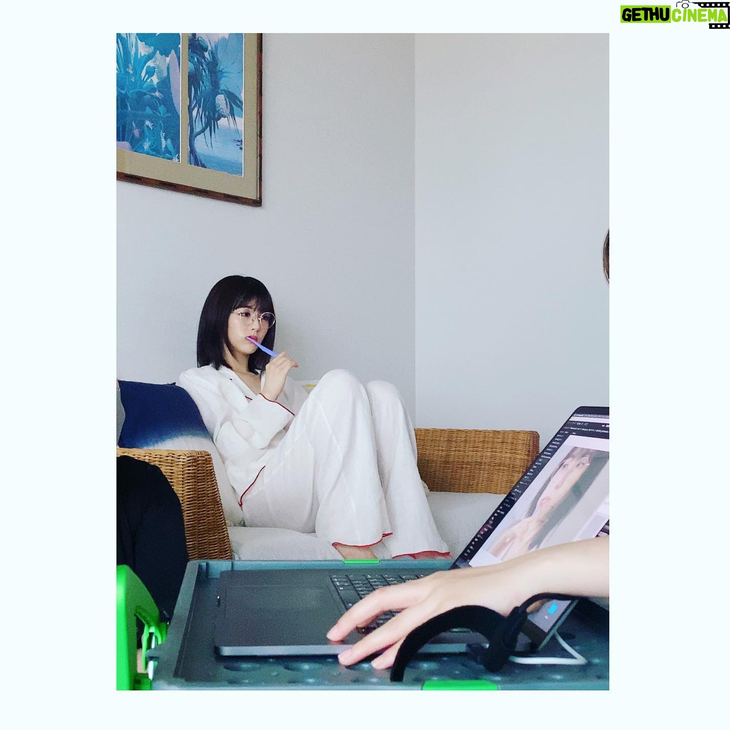 Minami Hamabe - 281.5K Likes - みなさんおはようございます🍕
なんとなんと
本日10月27日は
写真集『20』発売日です!
どうなんでしょう?
お手元に届いてる方いらっしゃいますでしょうか?🍕
これからだんだんって感じでしょうかねーーー?
まず忘れないうちに…
通常版の表紙が帯と相まって凄く可愛らしいことをお伝えしたい!!
ハイビスカスを頭に挿して
濃いピンクのワンピースを着ている写真なのですが
帯がサーモンピンク?のようなオレンジ?で全体的な色合いが華やかで
とにかく可愛いんです…
先日サイン書きではじめて
帯付きの表紙をみたのですが
可愛すぎて驚きました🍕
ぜひそちらもお楽しみに!!
ハイビスカス色ワンピースも
可愛らしくて大好きなのですが
写真の1枚目の薄ピンクパジャマと
2枚目の
大島紬という奄美大島伝統の織物も
ピシッとしていてかっこよくて素敵でした🍕
お気に入りの写真ばかりで困ります
あ、そうそう
一昨日くらいにスタジオで撮影していたらお夕飯にケータリングで
奄美大島名物?の鶏飯がご登場しました!!🍕
写真集撮影時以来の鶏飯との再会でした…
あったかくて凍えかけていたので
とても美味しかったです…🍕
20歳のおわりに
笑っていた記憶しかないくらい
たのしい思い出として奄美大島で
写真集の撮影の機会を作っていただけたこと、感謝の気持ちでいっぱいです🍕
電子書籍は既にいつでもお迎え出来るそうです🍕
本屋さんに行かれる方ぜひチラ見してあげてください…
お迎えしていただいたみなさんも
ありがとうございます。
発売前に重版もかかりまして…
本当にありがとうございます🍕
長く寄り添える1冊になりますように。