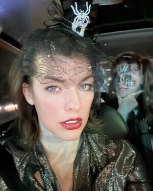 Milla Jovovich Instagram - Happy Halloween weekend🎃🎃🎃🎃
Dropping the three amigos off at their school dance and then off to @brownstonedesigns for some mom time with my ladies!!🥳🥳🥳