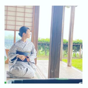 Minami Hamabe Instagram - みなさんおはようございます🍕
なんとなんと
本日10月27日は
写真集『20』発売日です!
どうなんでしょう?
お手元に届いてる方いらっしゃいますでしょうか?🍕
これからだんだんって感じでしょうかねーーー?

まず忘れないうちに…
通常版の表紙が帯と相まって凄く可愛らしいことをお伝えしたい!!
ハイビスカスを頭に挿して
濃いピンクのワンピースを着ている写真なのですが
帯がサーモンピンク?のようなオレンジ?で全体的な色合いが華やかで
とにかく可愛いんです…
先日サイン書きではじめて
帯付きの表紙をみたのですが
可愛すぎて驚きました🍕
ぜひそちらもお楽しみに!!

ハイビスカス色ワンピースも
可愛らしくて大好きなのですが
写真の1枚目の薄ピンクパジャマと
2枚目の
大島紬という奄美大島伝統の織物も
ピシッとしていてかっこよくて素敵でした🍕
お気に入りの写真ばかりで困ります

あ、そうそう
一昨日くらいにスタジオで撮影していたらお夕飯にケータリングで
奄美大島名物?の鶏飯がご登場しました!!🍕
写真集撮影時以来の鶏飯との再会でした…
あったかくて凍えかけていたので
とても美味しかったです…🍕

20歳のおわりに
笑っていた記憶しかないくらい
たのしい思い出として奄美大島で
写真集の撮影の機会を作っていただけたこと、感謝の気持ちでいっぱいです🍕

電子書籍は既にいつでもお迎え出来るそうです🍕
本屋さんに行かれる方ぜひチラ見してあげてください…

お迎えしていただいたみなさんも
ありがとうございます。
発売前に重版もかかりまして…
本当にありがとうございます🍕
長く寄り添える1冊になりますように。