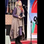 Sahar Dolatshahi Instagram – #سحر_دولتشاهی نشان بازیگری زن چلچراغ را از #هوشنگ_مرادی_کرمانی دریافت کرد، خانم دولتشاهی در دوران مدرسه شاگرد استاد مرادی کرمانی بودند.
#جشن_چله_چلچراغ 
@chelcheraghmag