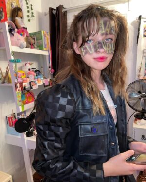 Milla Jovovich Instagram - Happy Halloween weekend🎃🎃🎃🎃
Dropping the three amigos off at their school dance and then off to @brownstonedesigns for some mom time with my ladies!!🥳🥳🥳
