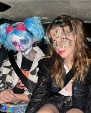 Milla Jovovich Instagram - Happy Halloween weekend🎃🎃🎃🎃
Dropping the three amigos off at their school dance and then off to @brownstonedesigns for some mom time with my ladies!!🥳🥳🥳
