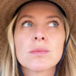 Jessica Capshaw Instagram - A lil’ sunshine this weekend ☀️ but always under a 👒, hahaha. And always wearing my @macreneactives  by @drmacrene tinted moisturizer…looks like you’re wearing nothing but makes everything look better, brighter and smoother. ♥️ Also, @damarisbaileyshop this shirt made the 95 degree weather easy peasy. 😘