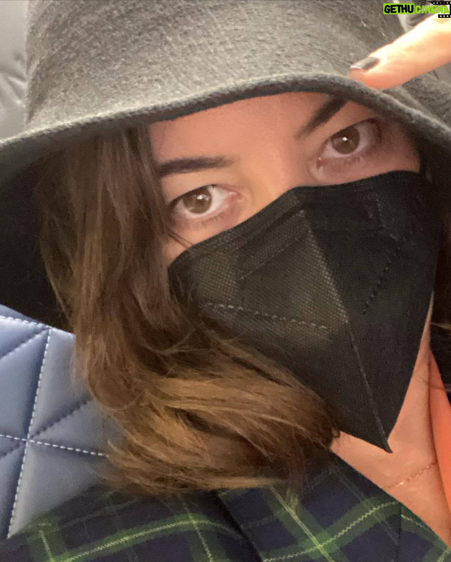 Aubrey Plaza Instagram - ๐witch on a plane ๐ #christmaswitch #yuletidewitch #christmaswitchworldtour #casualwitchhats #travelingwitch